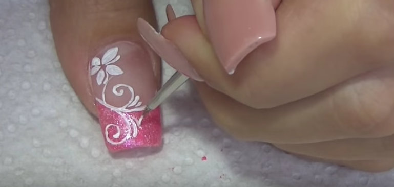 imagen de patrón de flor blanca con rosado para uñas