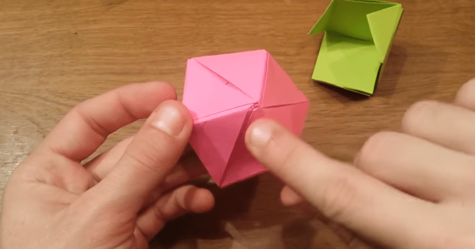 Aprende a hacer un cubo rosa origami